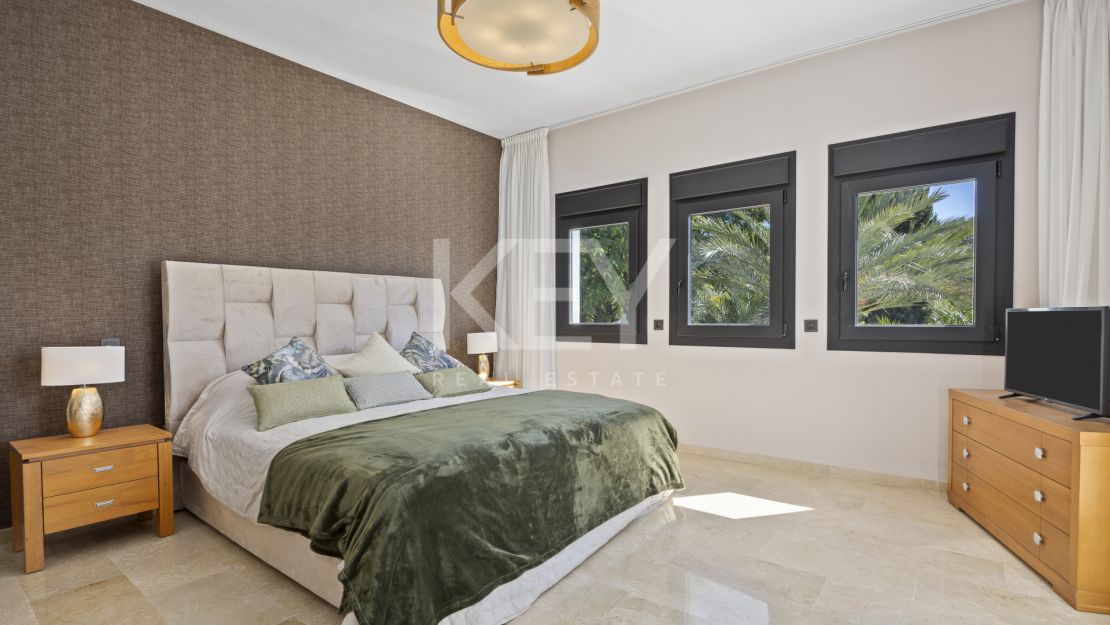 Villa de 5 dormitorios en El Paraíso Alto, Estepona