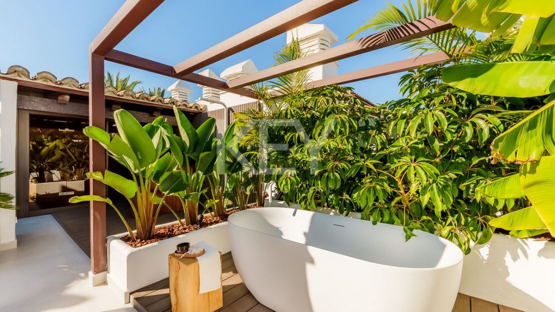 Modern style 3 bedroom duplex penthouse with direct access to the beach in Estepona