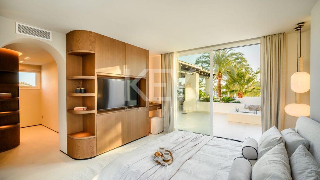 Modern style 3 bedroom duplex penthouse with direct access to the beach in Estepona