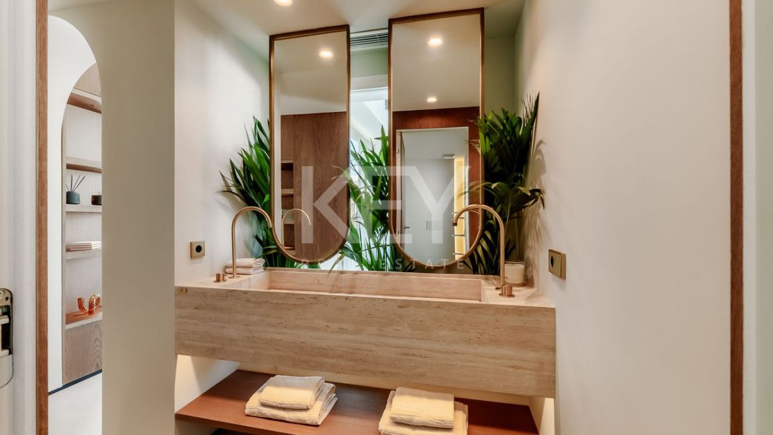 Modern style 3 bedroom duplex penthouse with direct access to the beach in Estepona