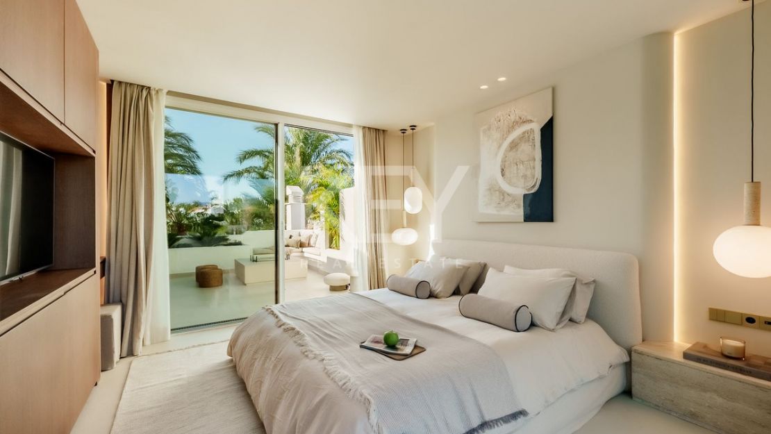 Modern style 3 bedroom duplex penthouse with direct access to the beach in Estepona