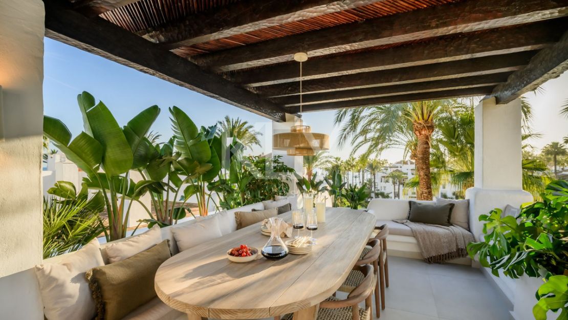 Modern style 3 bedroom duplex penthouse with direct access to the beach in Estepona