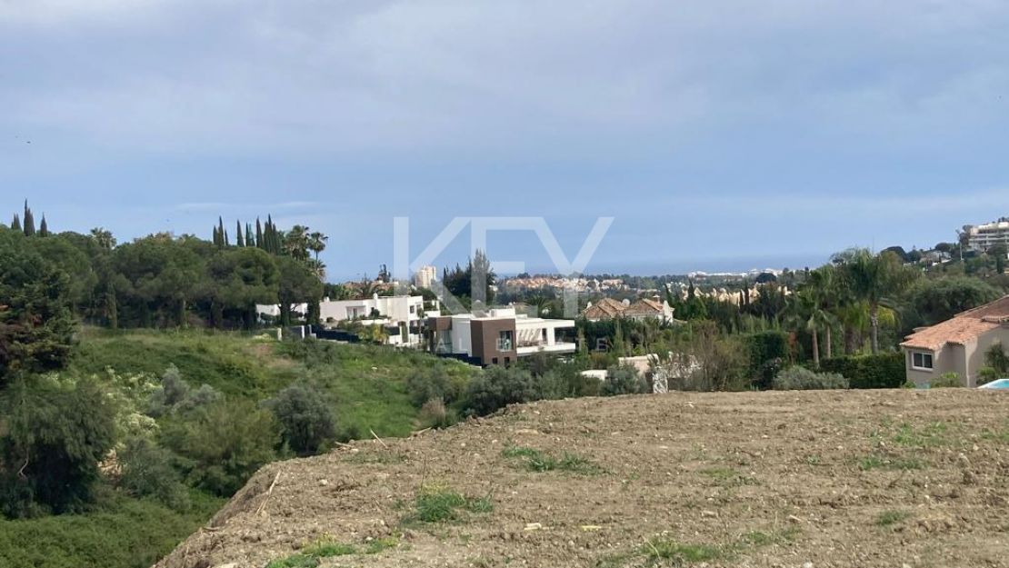 Dos impresionantes parcelas con licencias y proyecto ubicadas entre campos de golf en Nueva Andalucía, Marbella