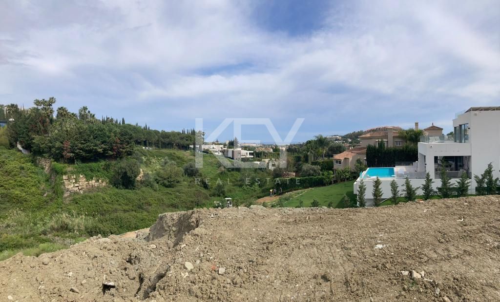 Dos impresionantes parcelas con licencias y proyecto ubicadas entre campos de golf en Nueva Andalucía, Marbella