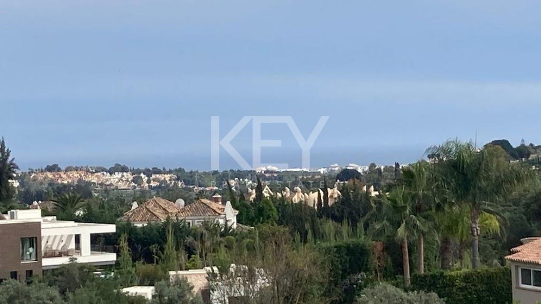 Dos impresionantes parcelas con licencias y proyecto ubicadas entre campos de golf en Nueva Andalucía, Marbella