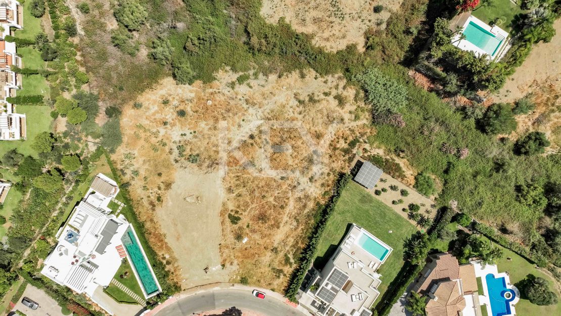 Dos impresionantes parcelas con licencias y proyecto ubicadas entre campos de golf en Nueva Andalucía, Marbella