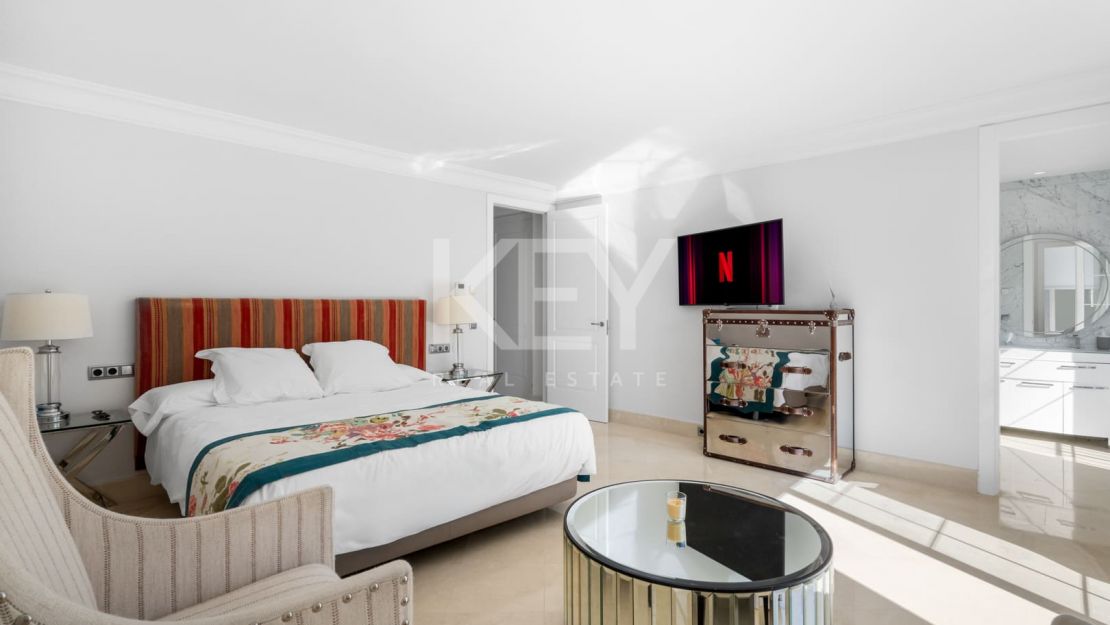 Elegante villa de estilo clásico con 4 dormitorios y comodidades modernas en Nagüeles, Marbella Golden Mile