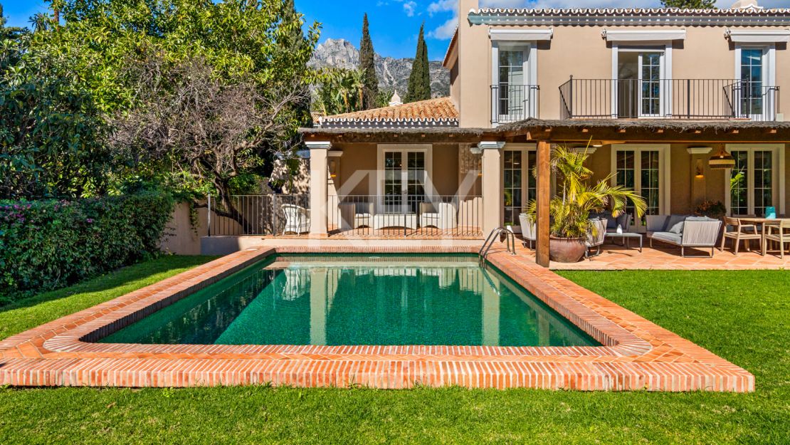 Elegante villa de estilo clásico con 4 dormitorios y comodidades modernas en Nagüeles, Marbella Golden Mile