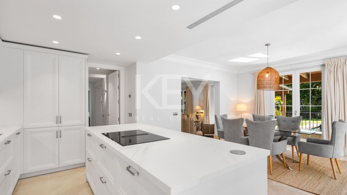 Elegante villa de estilo clásico con 4 dormitorios y comodidades modernas en Nagüeles, Marbella Golden Mile