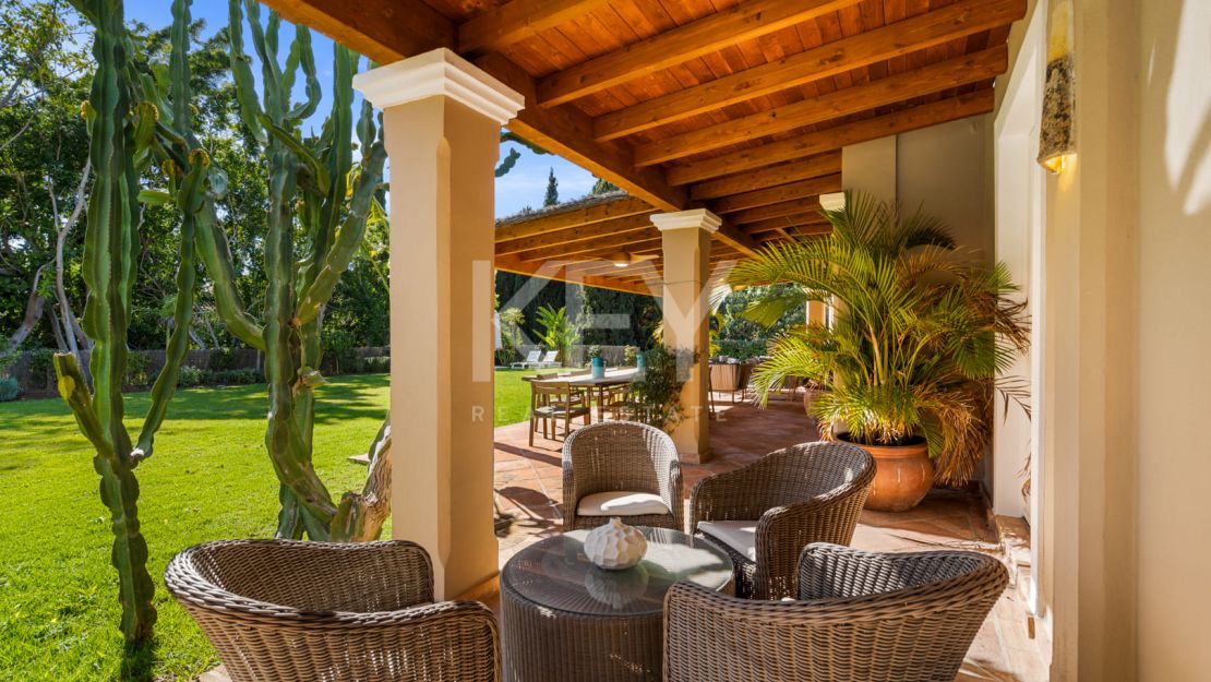 Elegante villa de estilo clásico con 4 dormitorios y comodidades modernas en Nagüeles, Marbella Golden Mile