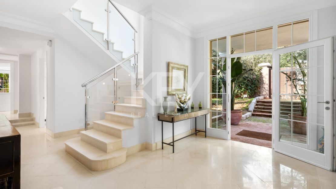 Elegante villa de estilo clásico con 4 dormitorios y comodidades modernas en Nagüeles, Marbella Golden Mile