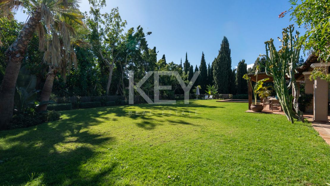 Elegante villa de estilo clásico con 4 dormitorios y comodidades modernas en Nagüeles, Marbella Golden Mile