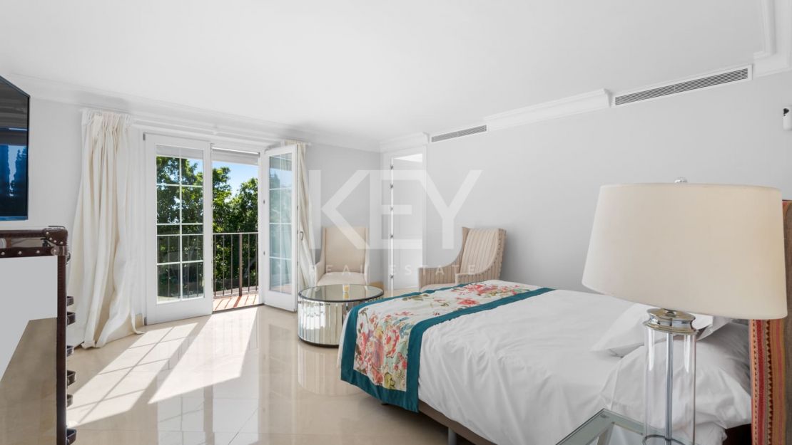 Elegante villa de estilo clásico con 4 dormitorios y comodidades modernas en Nagüeles, Marbella Golden Mile