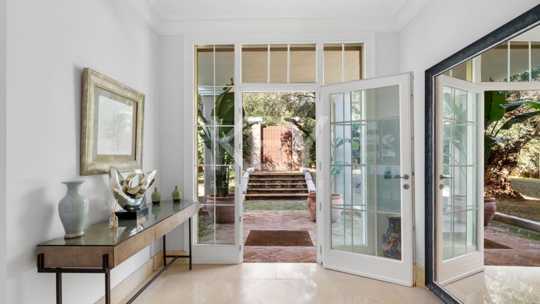 Elegante villa de estilo clásico con 4 dormitorios y comodidades modernas en Nagüeles, Marbella Golden Mile