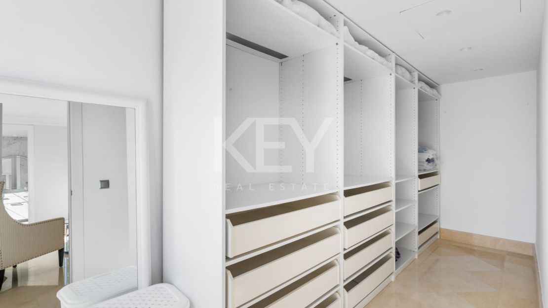 Elegante villa de estilo clásico con 4 dormitorios y comodidades modernas en Nagüeles, Marbella Golden Mile