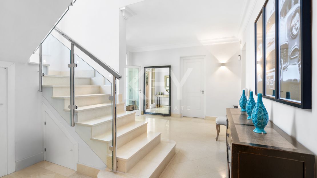 Elegante villa de estilo clásico con 4 dormitorios y comodidades modernas en Nagüeles, Marbella Golden Mile