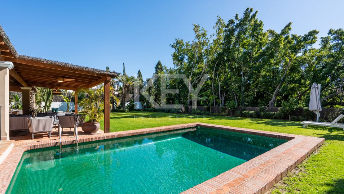 Elegante villa de estilo clásico con 4 dormitorios y comodidades modernas en Nagüeles, Marbella Golden Mile