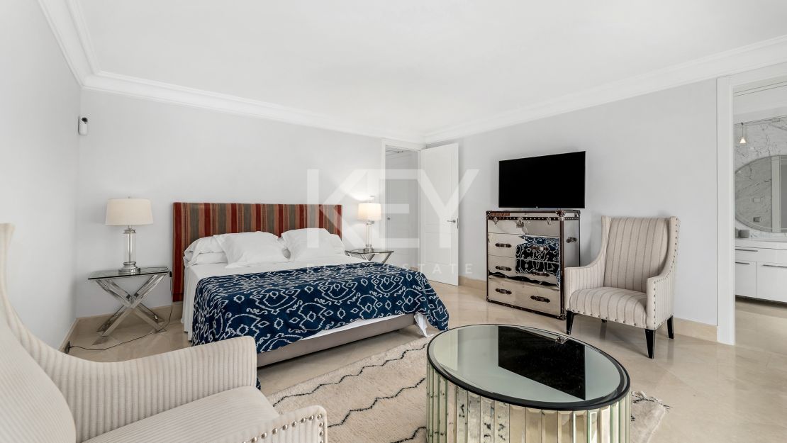 Elegante villa de estilo clásico con 4 dormitorios y comodidades modernas en Nagüeles, Marbella Golden Mile