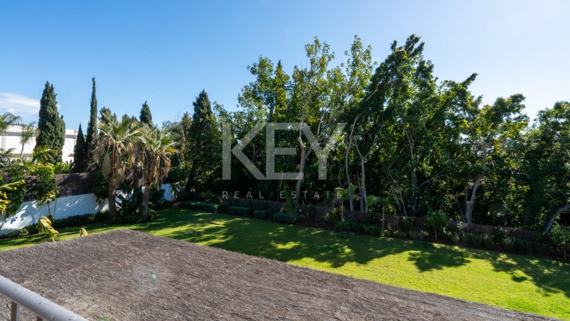 Elegante villa de estilo clásico con 4 dormitorios y comodidades modernas en Nagüeles, Marbella Golden Mile