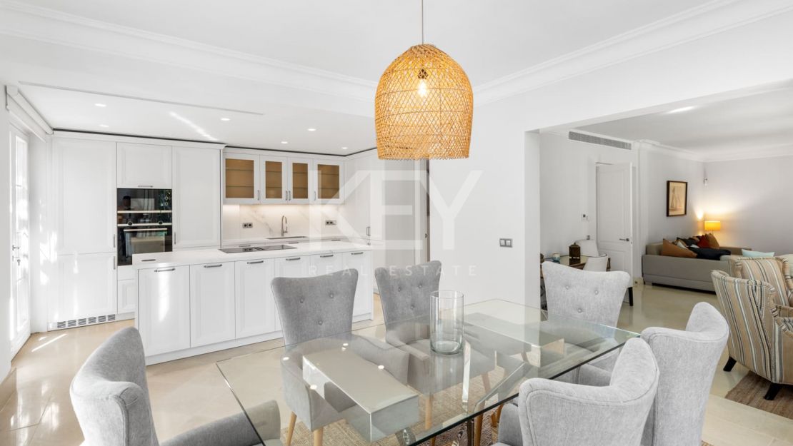 Elegante villa de estilo clásico con 4 dormitorios y comodidades modernas en Nagüeles, Marbella Golden Mile
