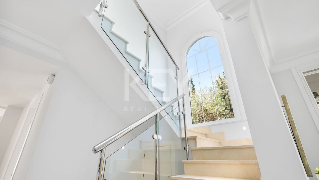 Elegante villa de estilo clásico con 4 dormitorios y comodidades modernas en Nagüeles, Marbella Golden Mile
