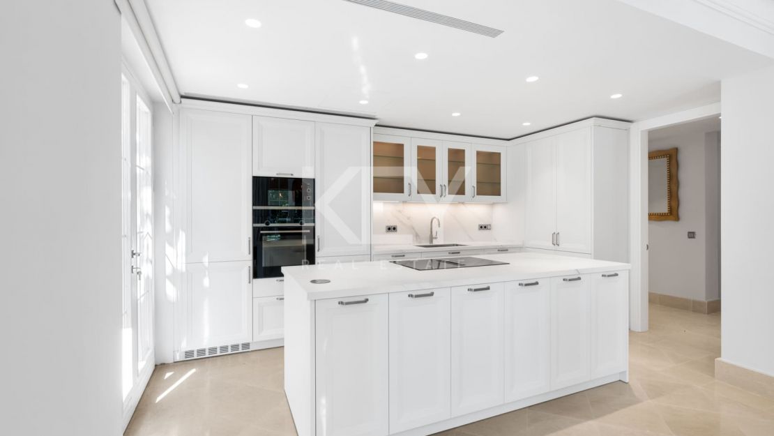 Elegante villa de estilo clásico con 4 dormitorios y comodidades modernas en Nagüeles, Marbella Golden Mile