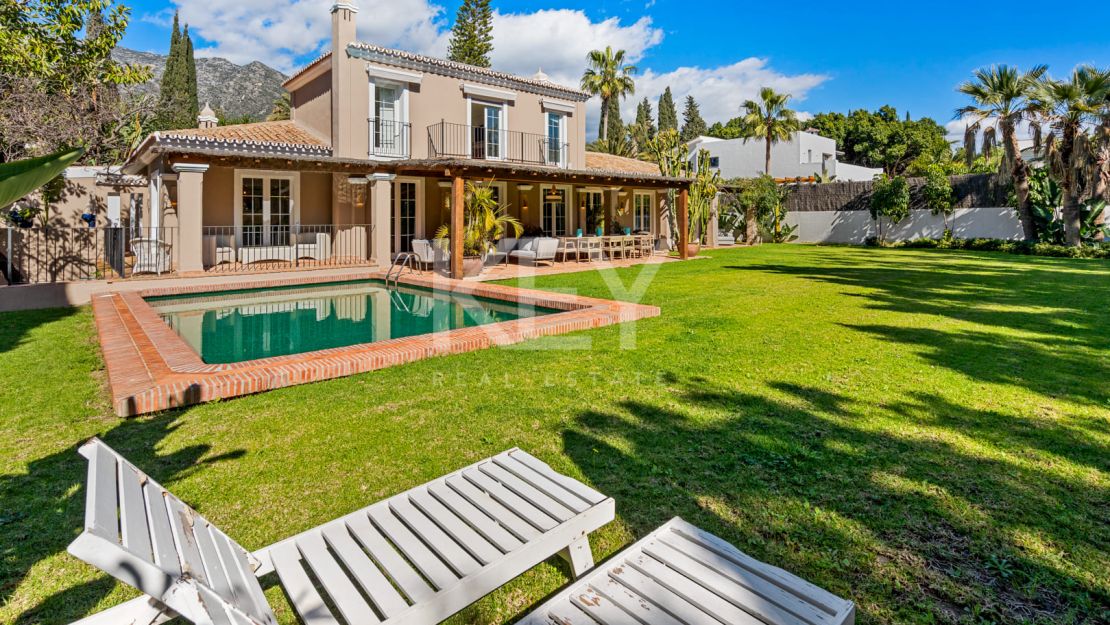 Elegante villa de estilo clásico con 4 dormitorios y comodidades modernas en Nagüeles, Marbella Golden Mile