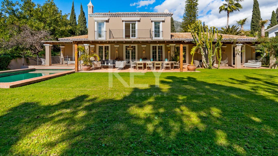Elegante villa de estilo clásico con 4 dormitorios y comodidades modernas en Nagüeles, Marbella Golden Mile