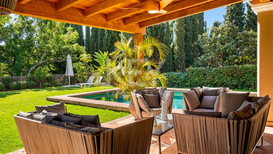 Elegante villa de estilo clásico con 4 dormitorios y comodidades modernas en Nagüeles, Marbella Golden Mile