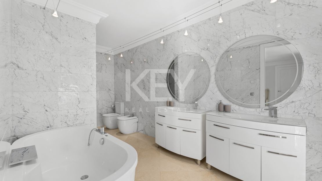 Elegante villa de estilo clásico con 4 dormitorios y comodidades modernas en Nagüeles, Marbella Golden Mile