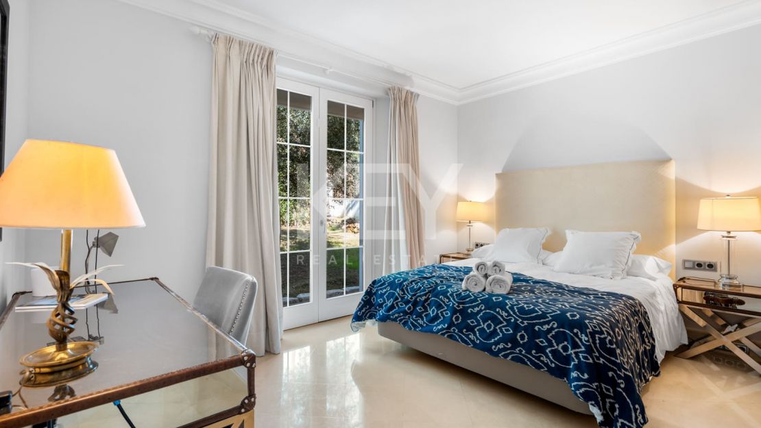 Elegante villa de estilo clásico con 4 dormitorios y comodidades modernas en Nagüeles, Marbella Golden Mile