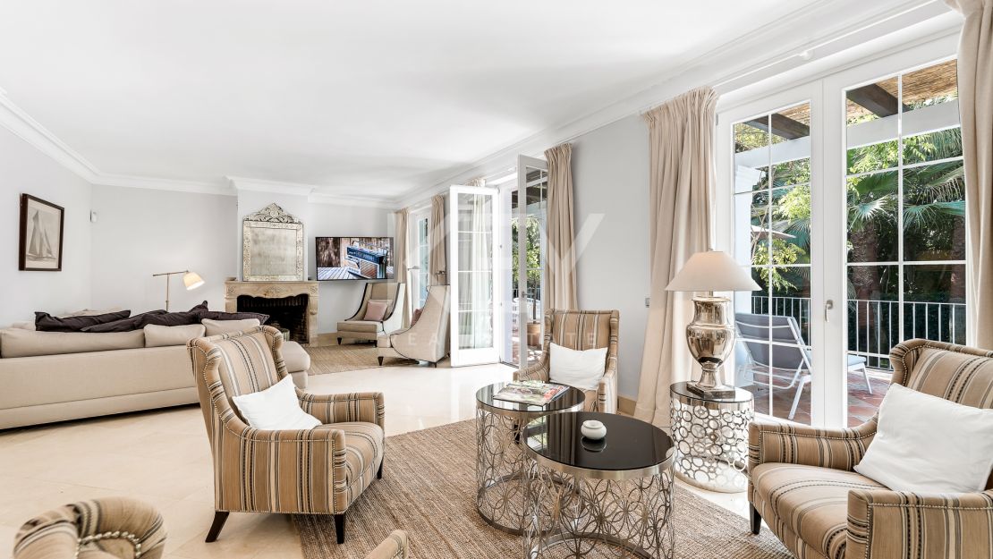 Elegante villa de estilo clásico con 4 dormitorios y comodidades modernas en Nagüeles, Marbella Golden Mile