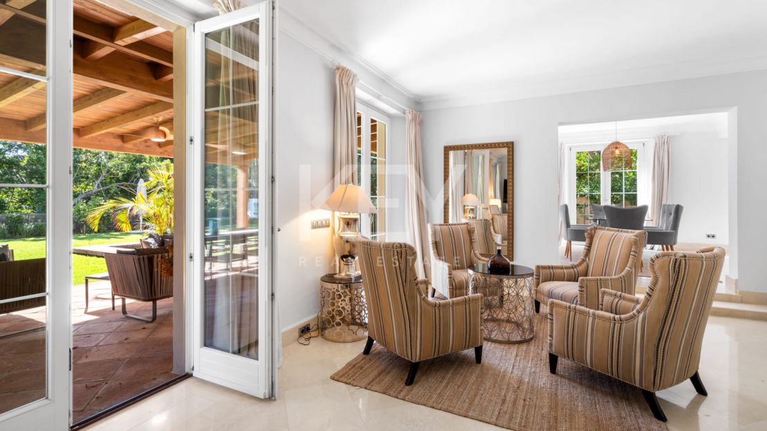 Elegante villa de estilo clásico con 4 dormitorios y comodidades modernas en Nagüeles, Marbella Golden Mile