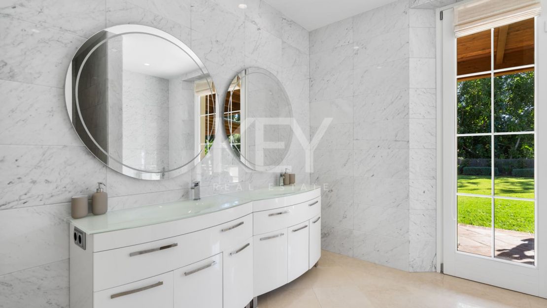 Elegante villa de estilo clásico con 4 dormitorios y comodidades modernas en Nagüeles, Marbella Golden Mile
