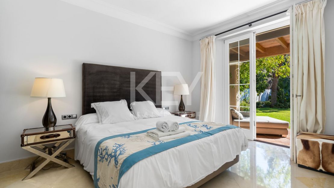Elegante villa de estilo clásico con 4 dormitorios y comodidades modernas en Nagüeles, Marbella Golden Mile