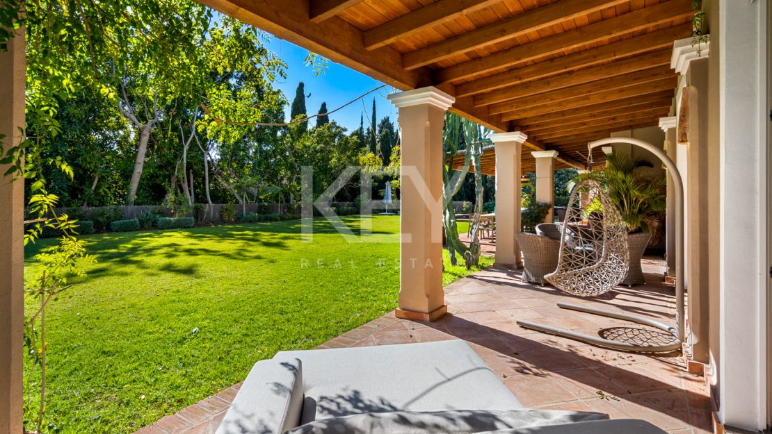 Elegante villa de estilo clásico con 4 dormitorios y comodidades modernas en Nagüeles, Marbella Golden Mile