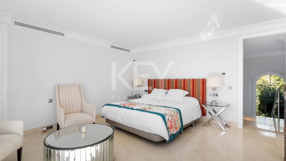 Elegante villa de estilo clásico con 4 dormitorios y comodidades modernas en Nagüeles, Marbella Golden Mile
