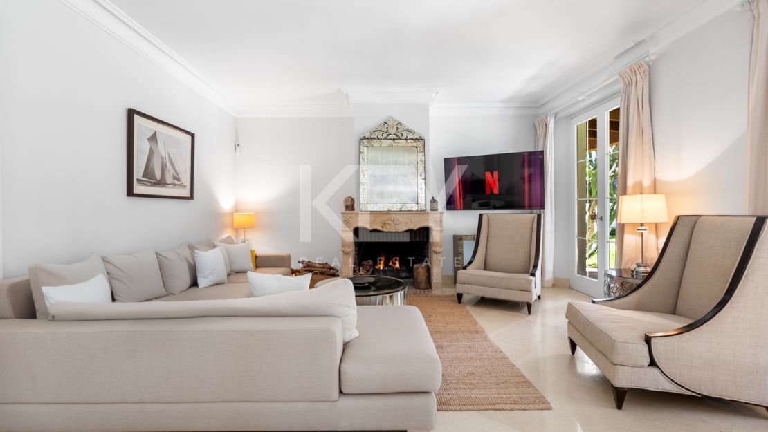 Elegante villa de estilo clásico con 4 dormitorios y comodidades modernas en Nagüeles, Marbella Golden Mile