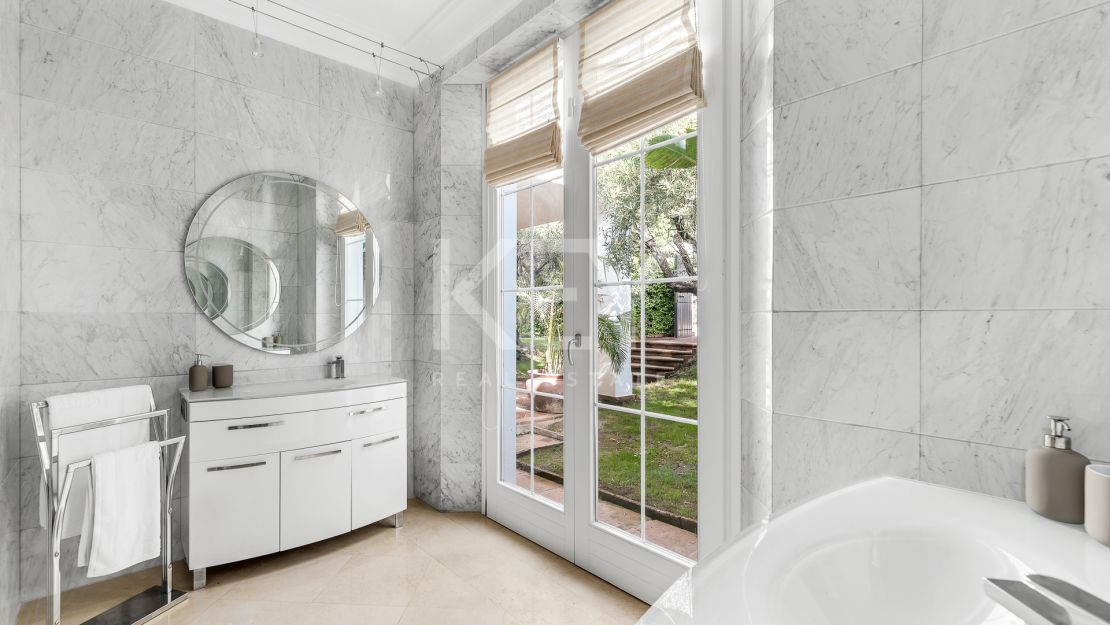 Elegante villa de estilo clásico con 4 dormitorios y comodidades modernas en Nagüeles, Marbella Golden Mile