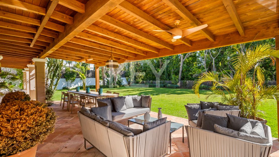 Elegante villa de estilo clásico con 4 dormitorios y comodidades modernas en Nagüeles, Marbella Golden Mile
