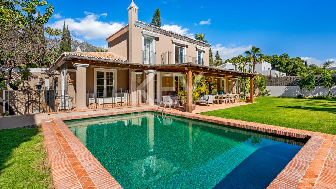 Elegante villa de estilo clásico con 4 dormitorios y comodidades modernas en Nagüeles, Marbella Golden Mile