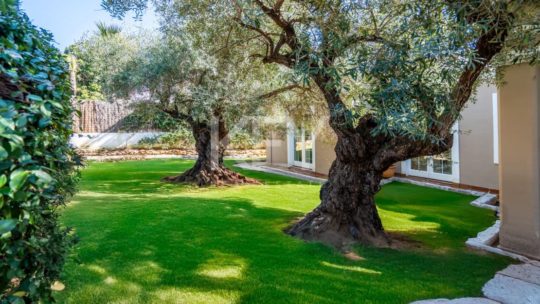 Elegante villa de estilo clásico con 4 dormitorios y comodidades modernas en Nagüeles, Marbella Golden Mile