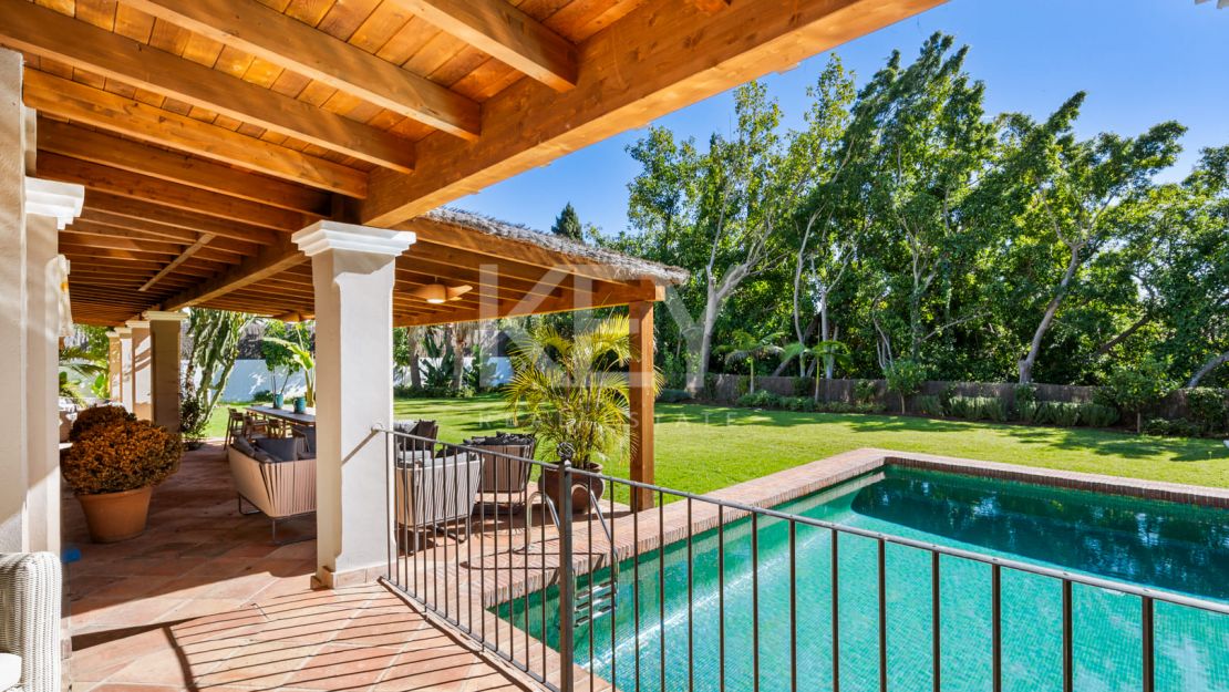 Elegante villa de estilo clásico con 4 dormitorios y comodidades modernas en Nagüeles, Marbella Golden Mile