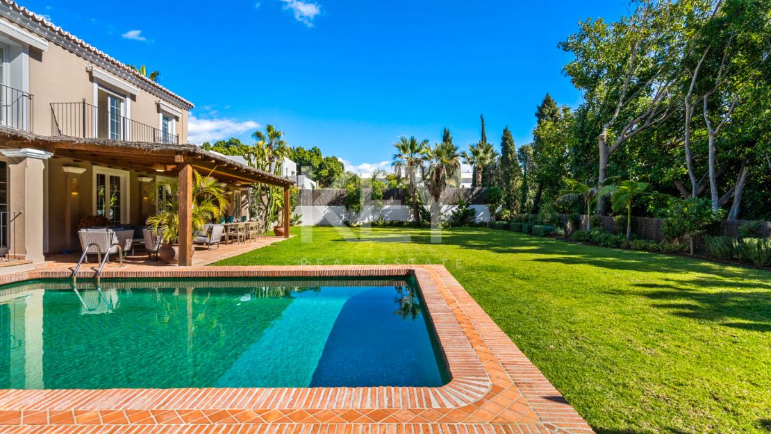 Elegante villa de estilo clásico con 4 dormitorios y comodidades modernas en Nagüeles, Marbella Golden Mile