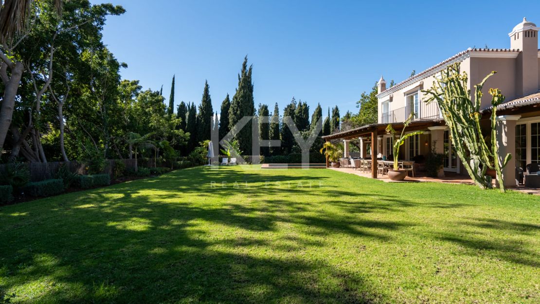 Elegante villa de estilo clásico con 4 dormitorios y comodidades modernas en Nagüeles, Marbella Golden Mile