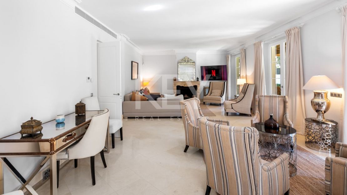 Elegante villa de estilo clásico con 4 dormitorios y comodidades modernas en Nagüeles, Marbella Golden Mile