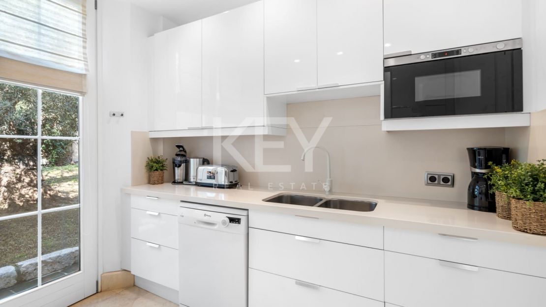 Elegante villa de estilo clásico con 4 dormitorios y comodidades modernas en Nagüeles, Marbella Golden Mile