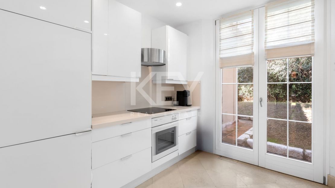 Elegante villa de estilo clásico con 4 dormitorios y comodidades modernas en Nagüeles, Marbella Golden Mile