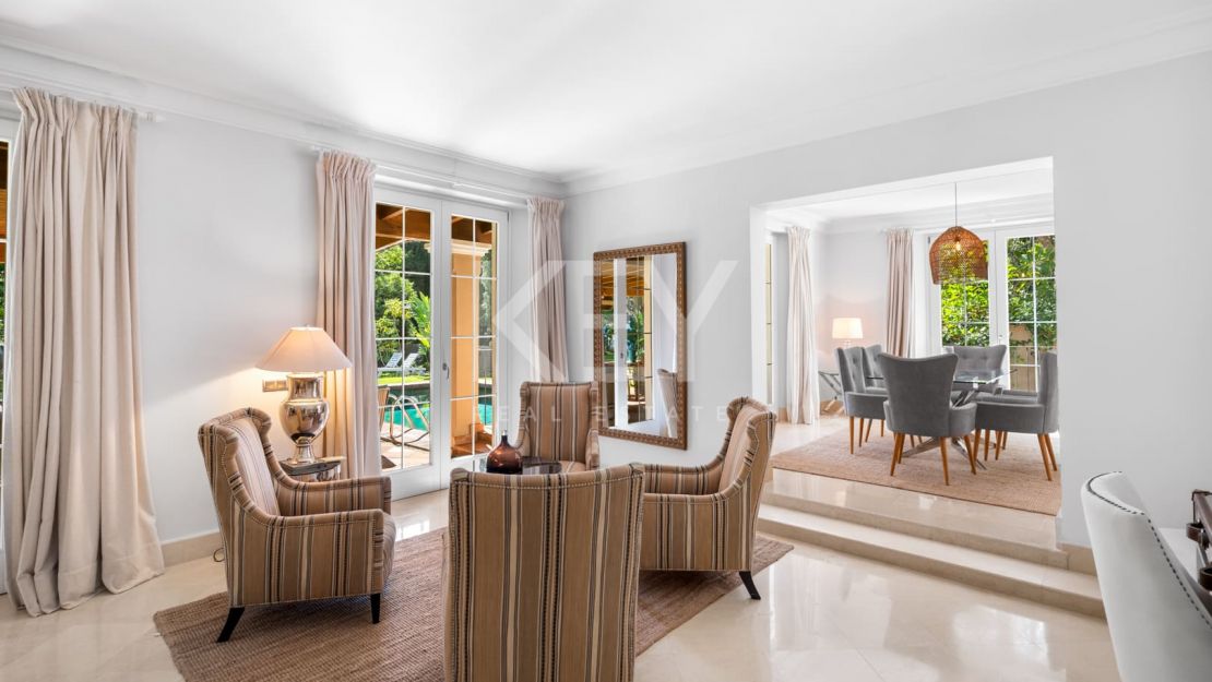 Elegante villa de estilo clásico con 4 dormitorios y comodidades modernas en Nagüeles, Marbella Golden Mile