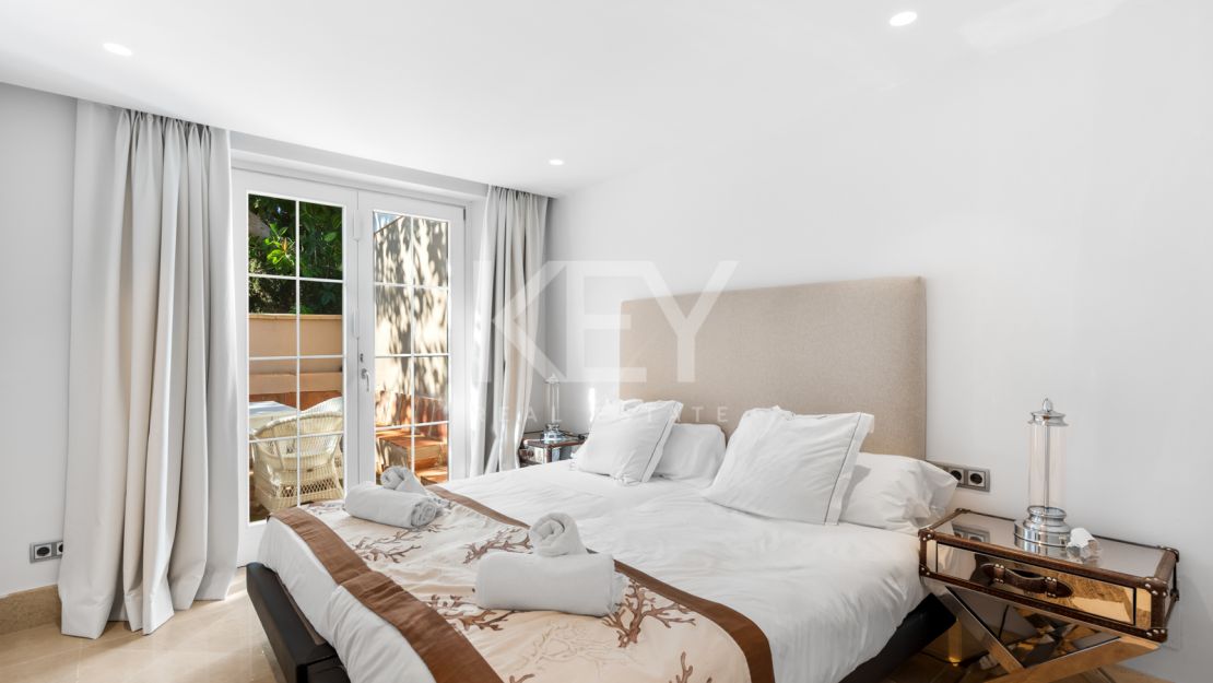Elegante villa de estilo clásico con 4 dormitorios y comodidades modernas en Nagüeles, Marbella Golden Mile